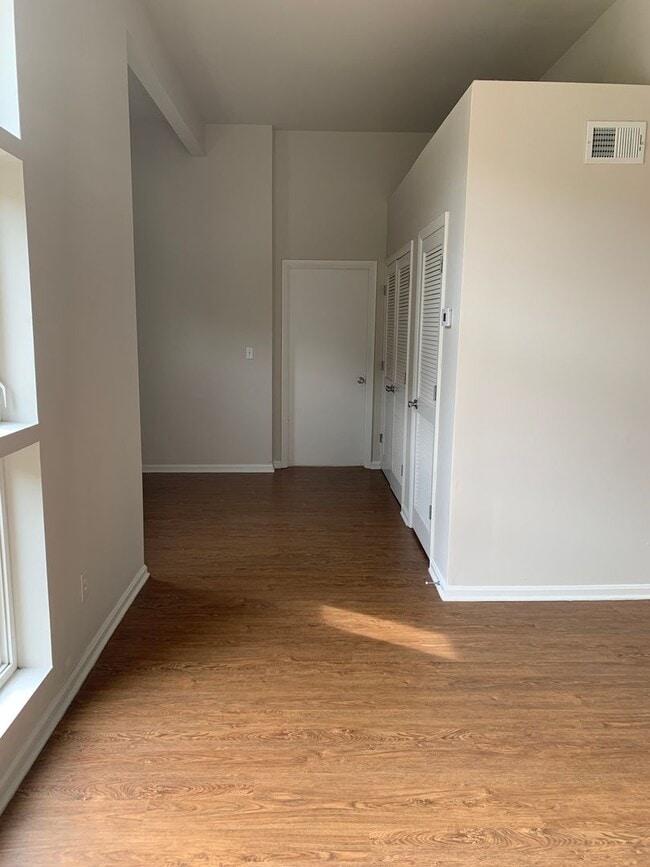 Building Photo - Updated Crescent Hills Condo 2 bed/2 bath - Renaissance Lofts