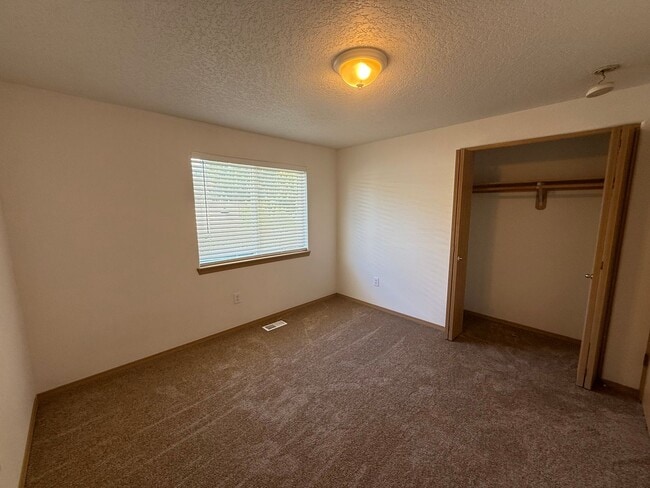 Building Photo - 1 Month Free – Updated 3BR/2BA Ranch in Mo...