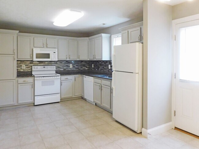 Building Photo - 46165 Kayak Ct