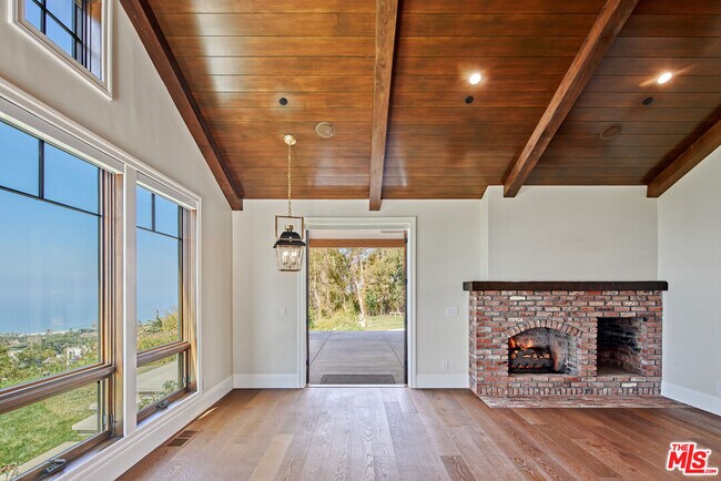 Building Photo - 5561 Horizon Dr