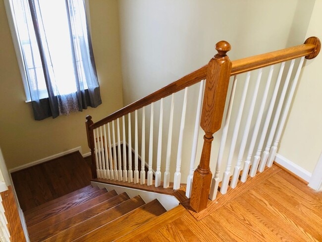 Building Photo - 4 bed/3.5 bath Townhouse in Suncrest Village - July 27th