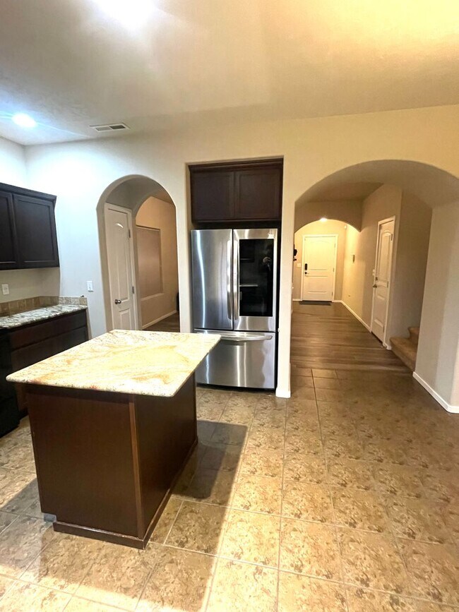 Building Photo - Charming Very Spacious 2-Story Home for Rent in Pasco, WA – Ideal Location Off Road 68!