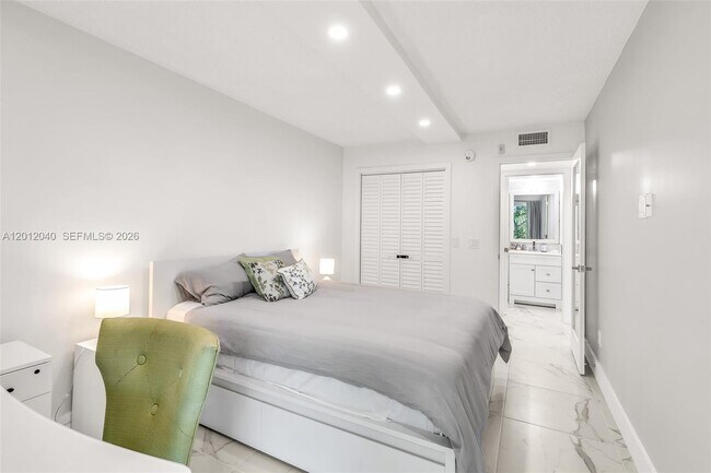 Building Photo - 3042 Harwood D