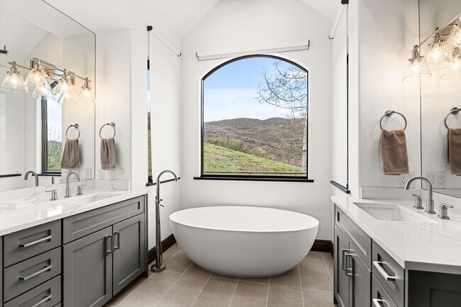 Building Photo - 875 Horse Ranch Dr