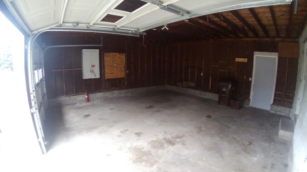 Garage - 2718 Roseland Ave
