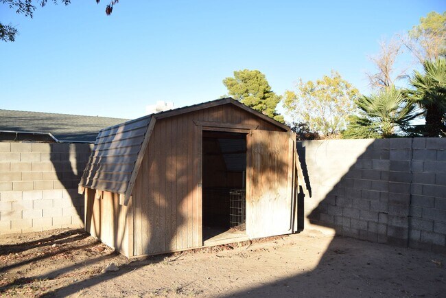 Building Photo - SE - SINGLE STORY 3 BEDROOM, FULLY UPGRADED HOME IN GATED COMMUNITY