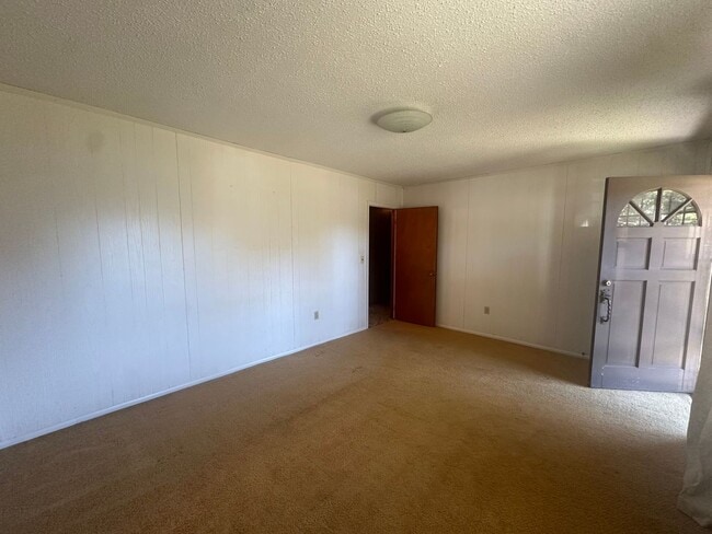 Building Photo - Charming 3-Bedroom, 2-Bath Home in Peacefu...