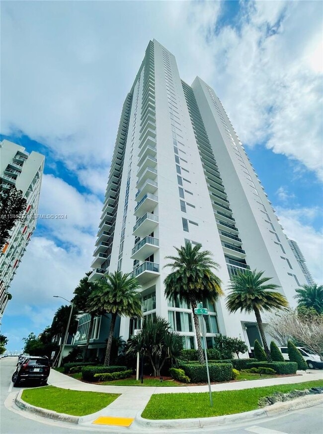 Building Photo - Spacious 3BR/3BA with bay views in the heart of Edgewater!