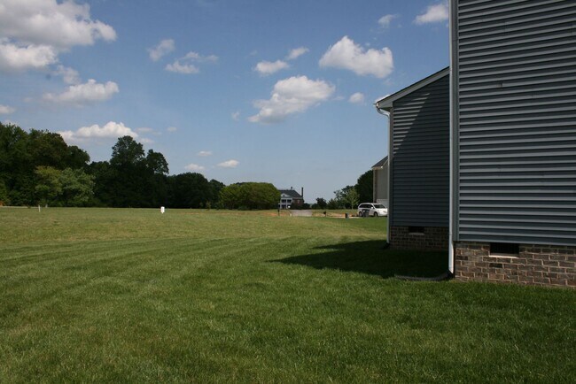 Building Photo - Large 4 bedroom home