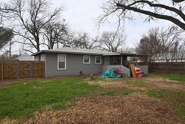 Building Photo - Handicap Accessible 2 Bed 1 Bath With Huge Yard In Burkburnett!