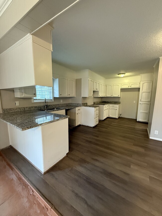 Building Photo - 537 Grant St