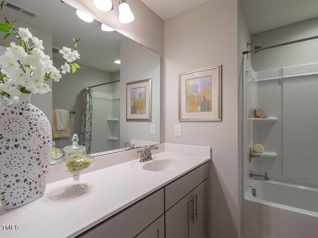 Building Photo - Gorgeous new townhome in the heart of Clay...