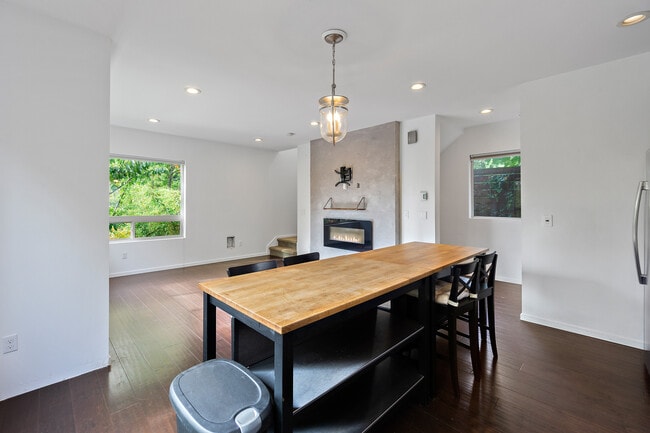 Building Photo - 2010 S Judkins St