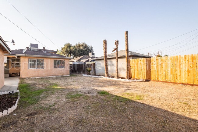 Building Photo - 2 Bedroom/1 Bath Home with Bonus Room  - $1650 per month!