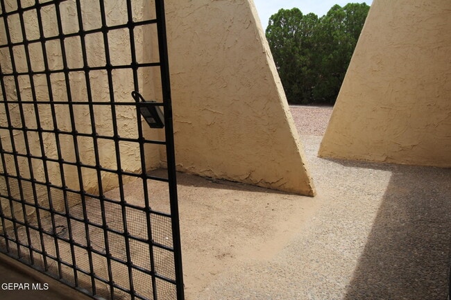 Building Photo - 10711 Ivanhoe Dr