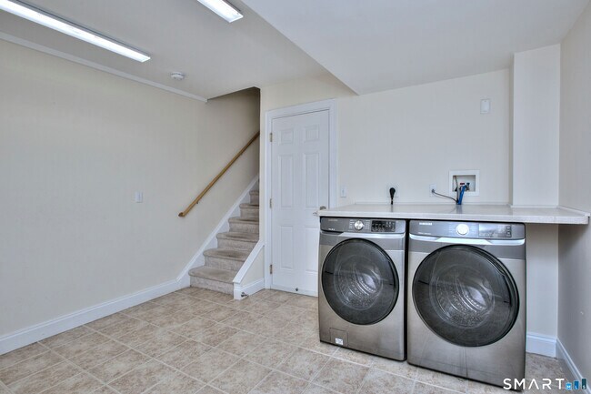 Building Photo - 39 Maple Tree Ave