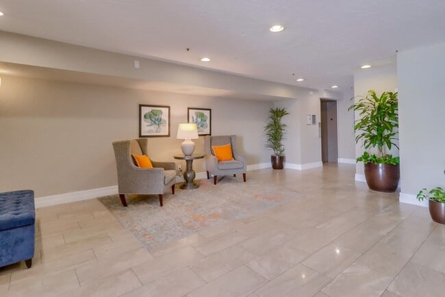 Building Photo - Amazing 2 Bedroom in Bankers Hill
