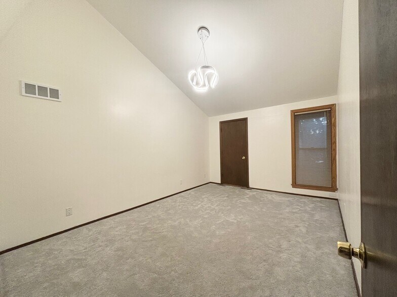 2nd bedroom - 5636 S 27th St