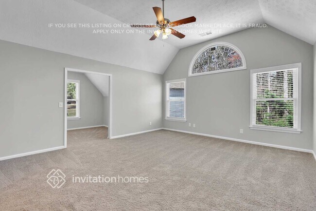 Building Photo - 1810 Collines Ave