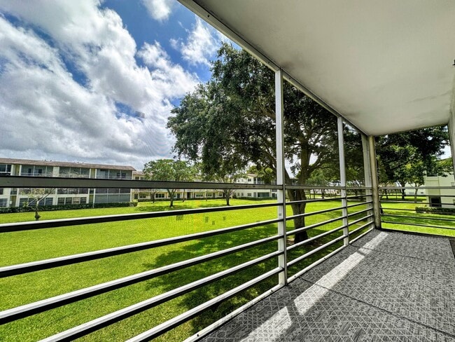Building Photo - 144 Mansfield D