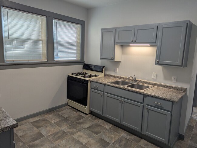 Building Photo - 473 Walnut St