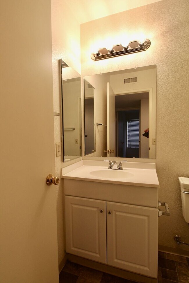 Building Photo - 1553 Palomar Dr