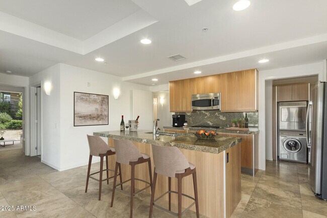 Building Photo - 7117 E Rancho Vista Dr