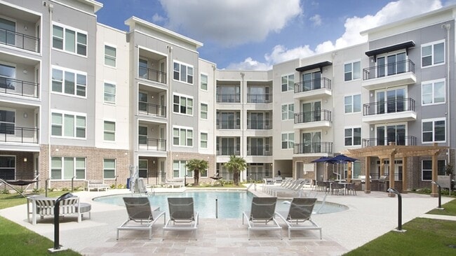 Building Photo - 2021 Sullivan Ln