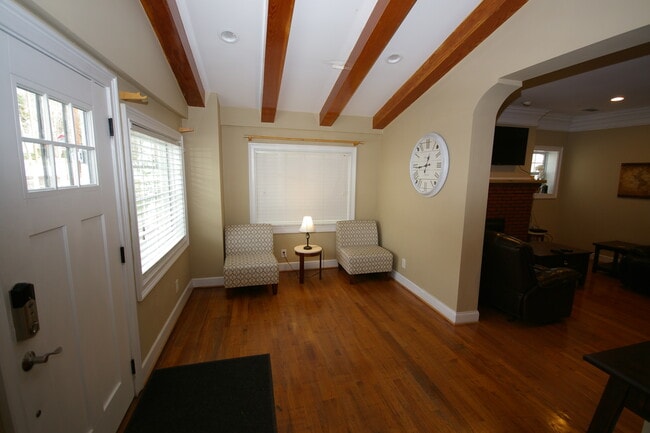 Building Photo - 865 Virginia Cir NE