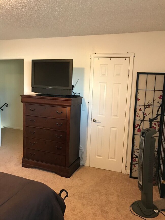 Building Photo - Beautifully Updated Townhome in Prime Loca...