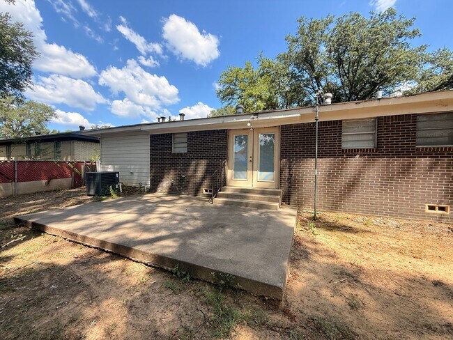 Building Photo - 810 Glencrest Ln