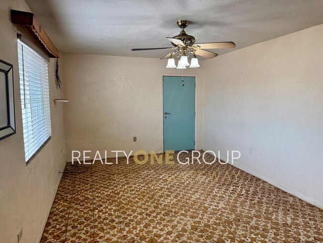 Building Photo - Compact 2 Bedroom 1 bath home with parking...