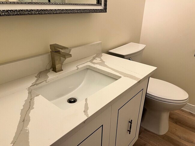 Building Photo - 1002 Paradise Rd