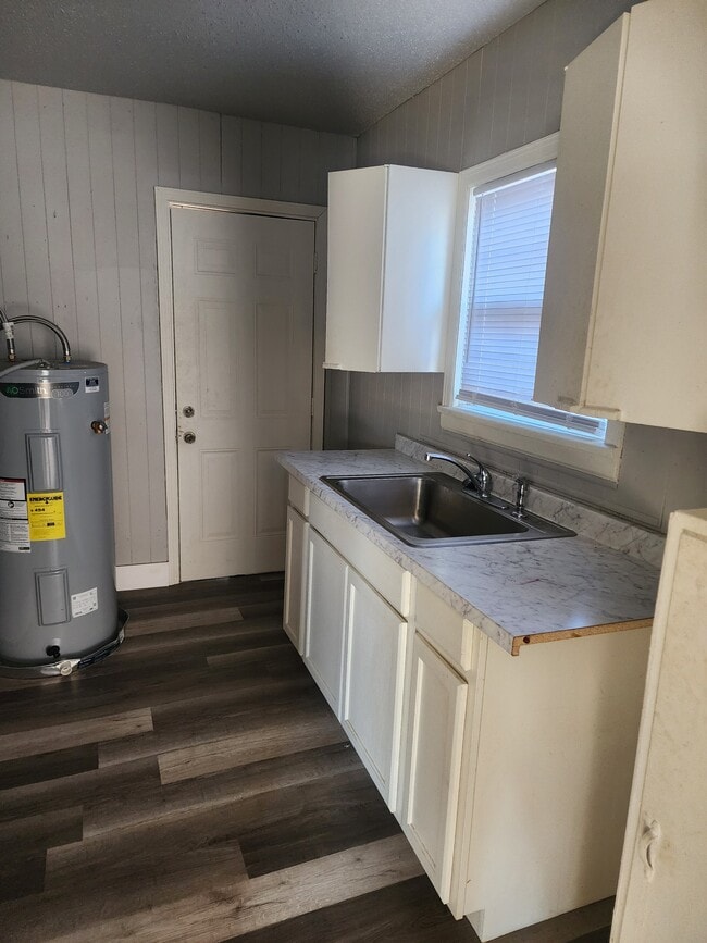 Building Photo - 2404 E Randolph Ave