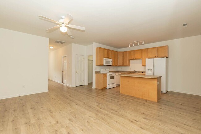 Building Photo - Three Bedroom Home!