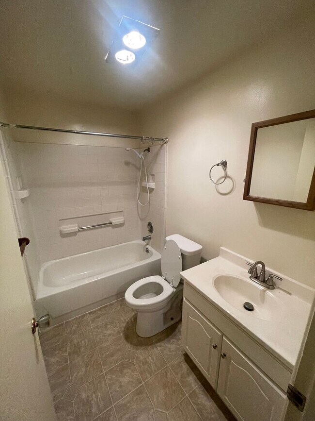 Building Photo - Large 2 Bedroom over looking the Golf Course!