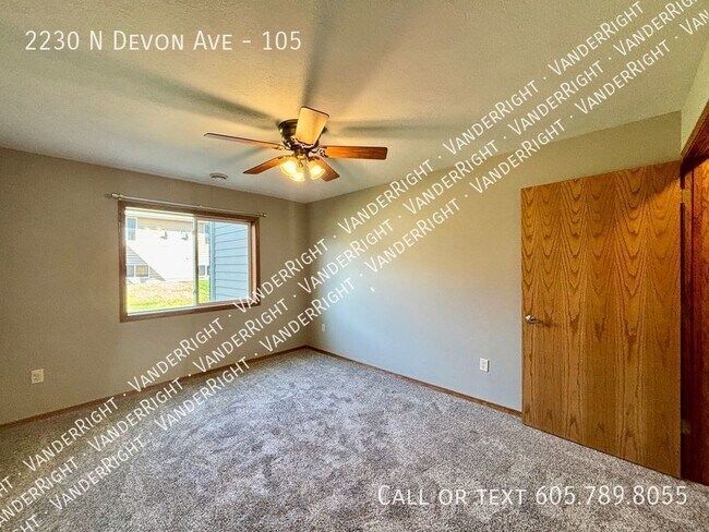 Building Photo - 2230 Devon Ave