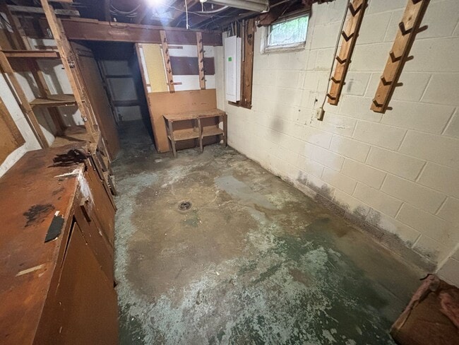 Building Photo - $1450 - 2 Bed 1 Bath Home