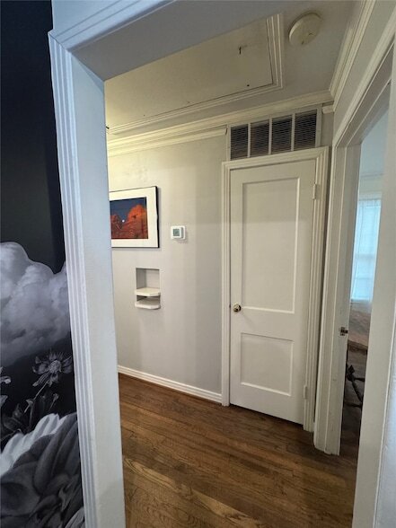 Building Photo - 8642 Daytonia Ave