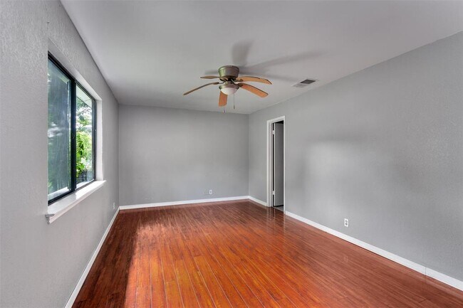 Building Photo - 1806 Krizan Ave