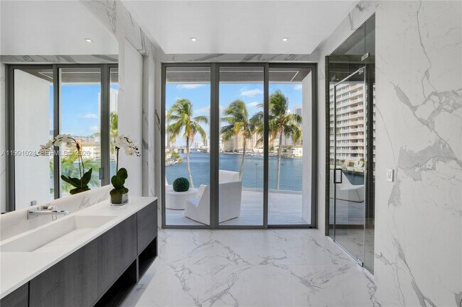 Building Photo - 501 Palm Dr