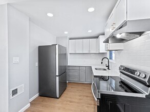 Building Photo - Charming Woodbury Home with Enclosed Backyard & Deck