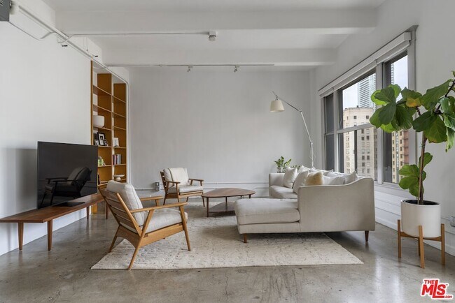 Building Photo - 814 S Spring St