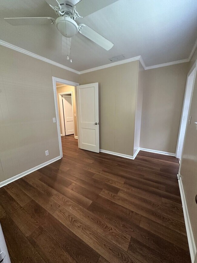 Building Photo - 4 Bed 2 Bath Brick House