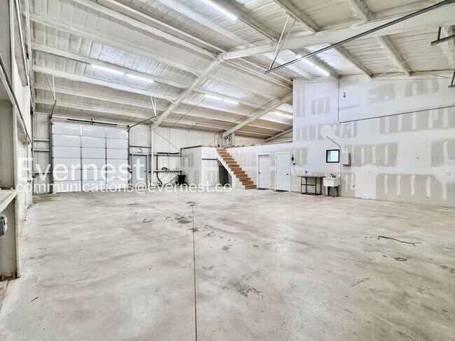 Building Photo - 2 Bed, 2 Bath Home with Garage / Pet-Friendly / Available Now!