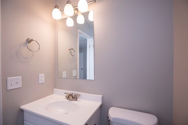 Building Photo - ** 3 Bed 2 Bath located off Wares Ferry rd...