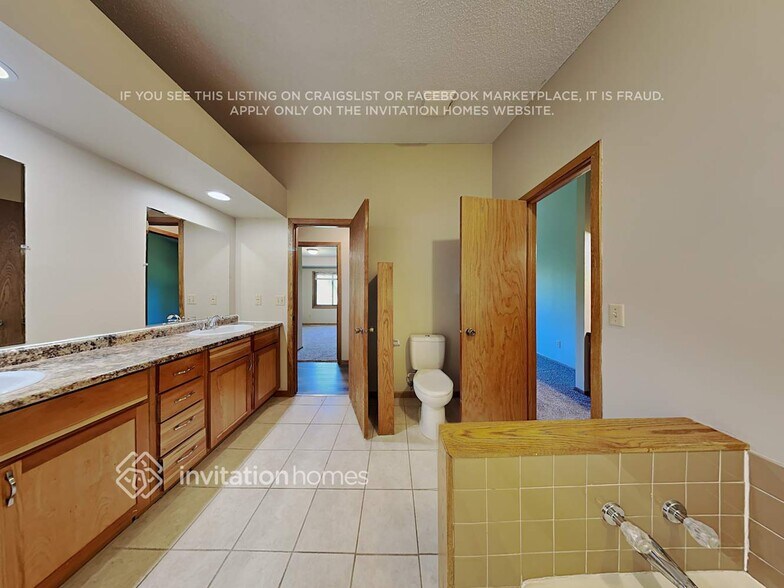 Building Photo - 5565 Knoll Dr