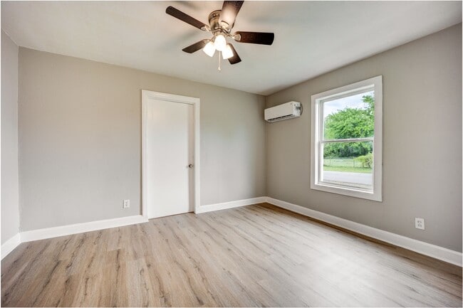 Building Photo - Freshly Updated House