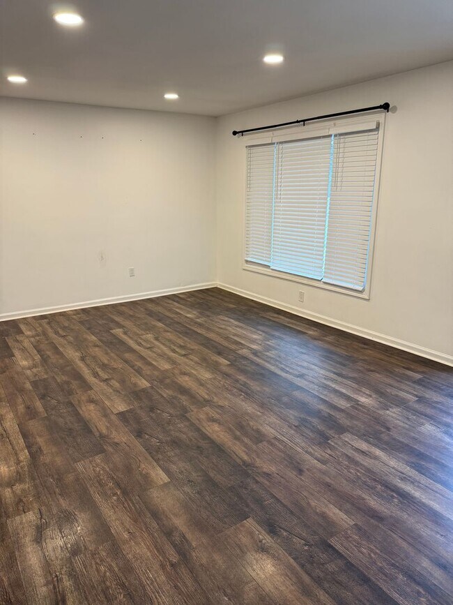 Building Photo - Updated Home near Waverly Park