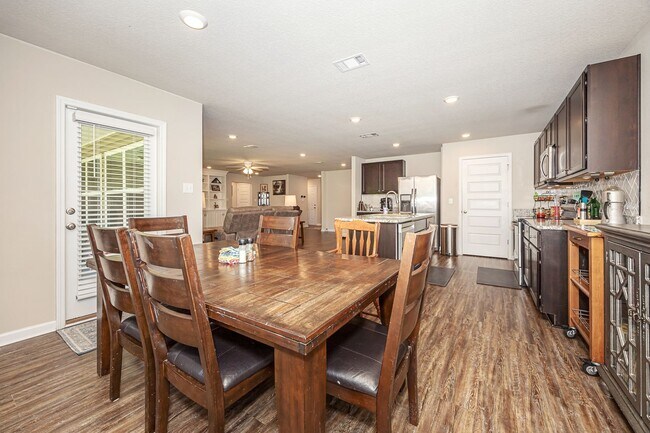 Building Photo - 9125 Bellewood Dr